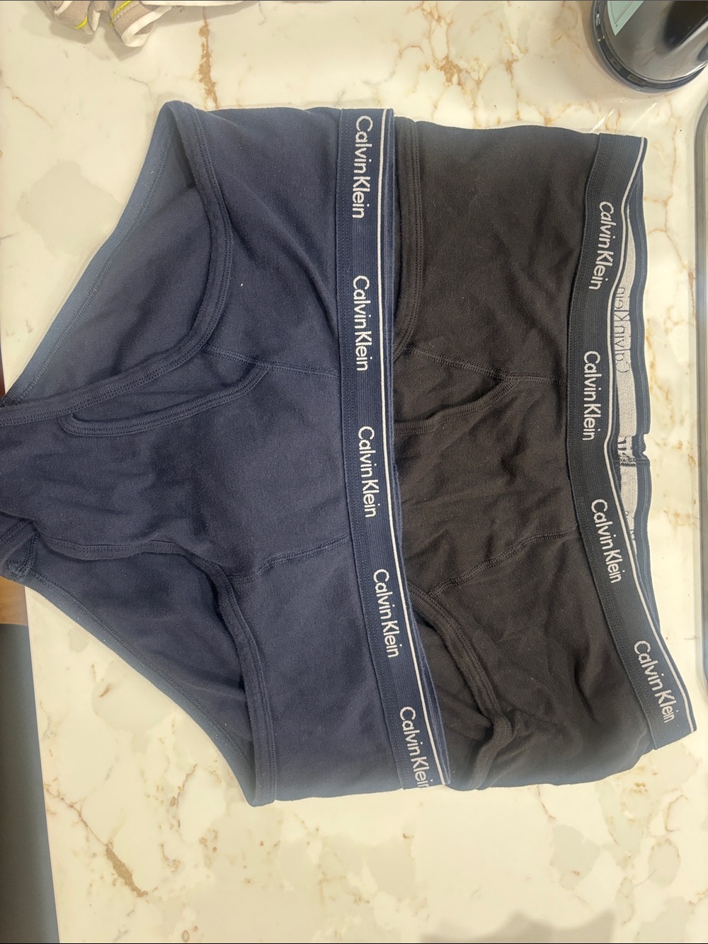 Calvin Klein Men's Briefs 2-Pack in Navy & Black